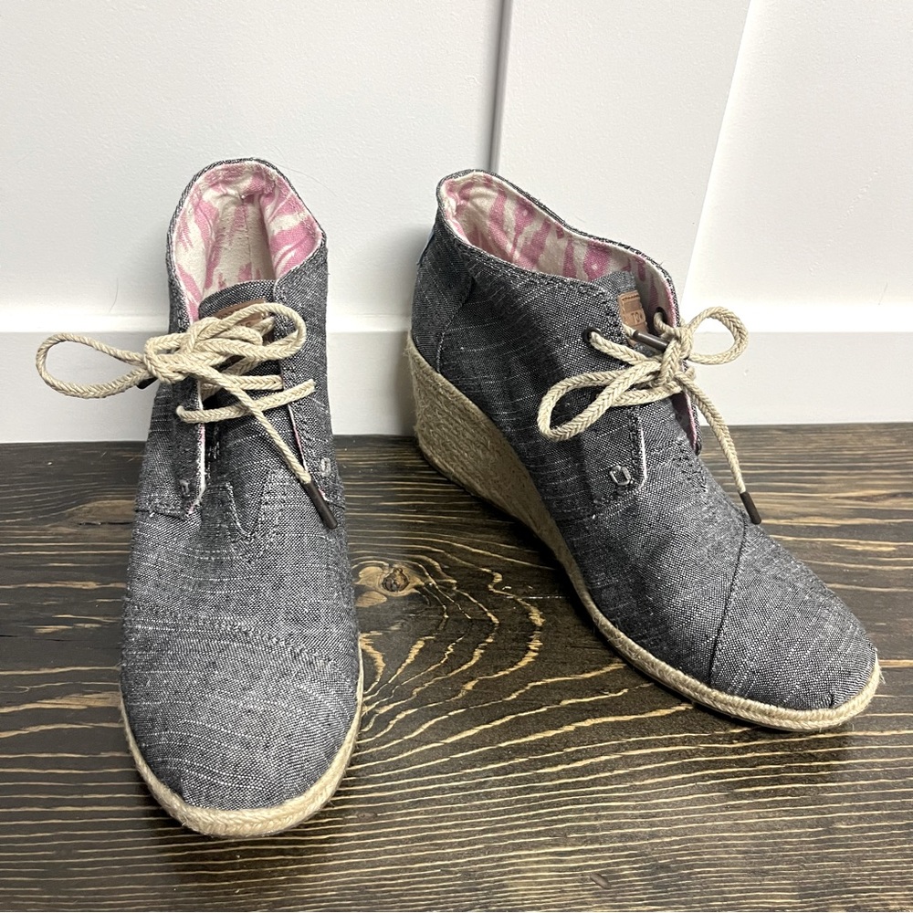 ⬇️$28 Toms shoe wedges size 9‎